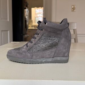 Geox Carum Women's Gray Leather Wedge Sneaker / Bootie
Geox Size 36